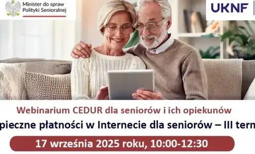 Starsza para ogląda informacje na tablecie. CEDUR Webinarium